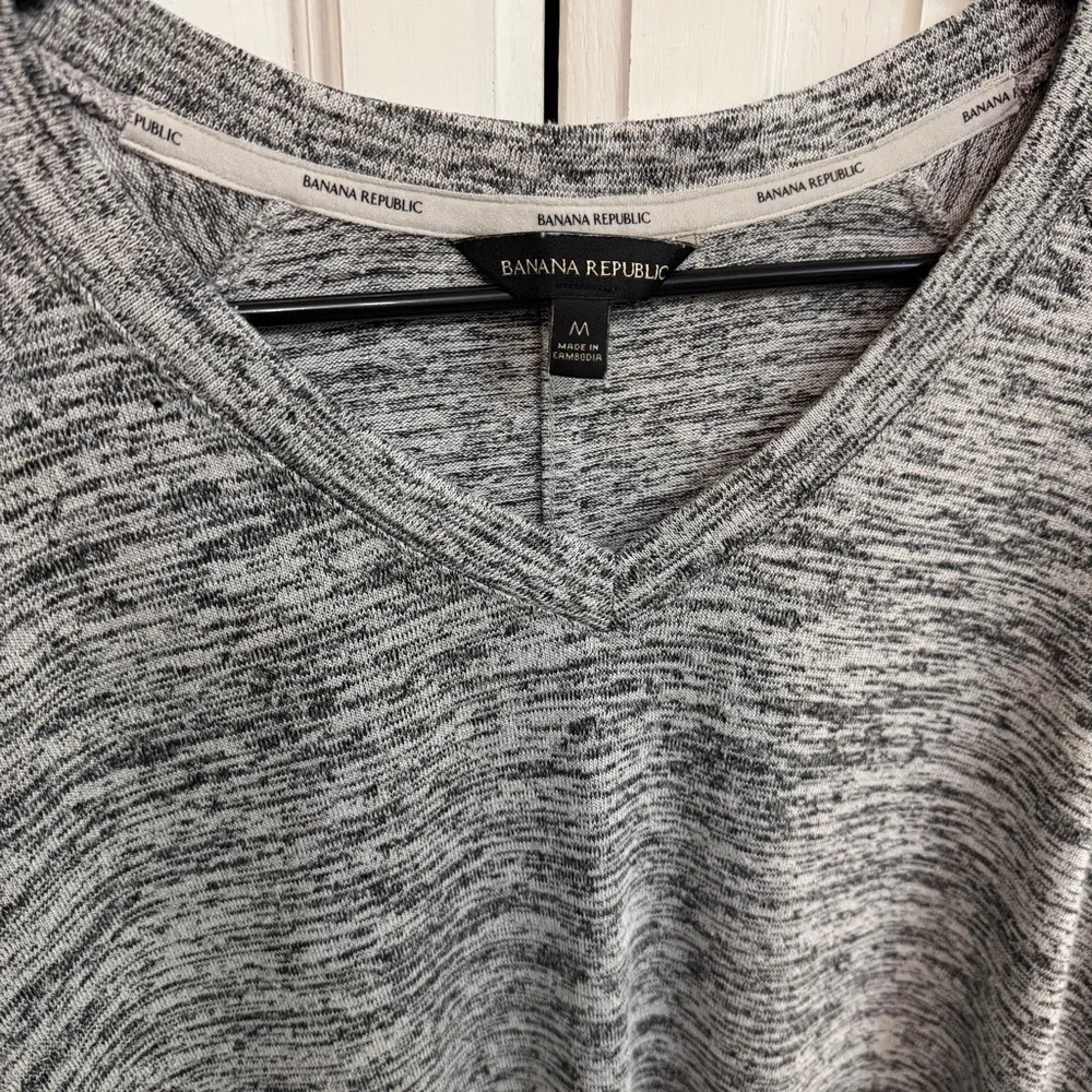 Banana Republic Heathered Gray V-Neck Top size M.